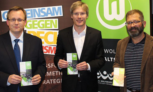 V.l. Dr. Sven Schönfelder (Niedersächsischer Verfassungsschutz), Dr. Tim Schumacher (VfL-Geschäftsführer), Christoph Block (Stadt Wolfsburg). Foto: Jan Weber