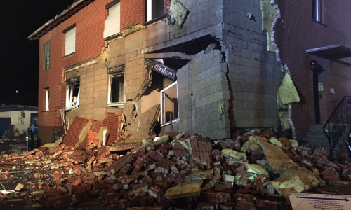 Gebäudeteile wurden durch die Explosion auf die Straße gesprengt. Video/Fotos: aktuell24/bm