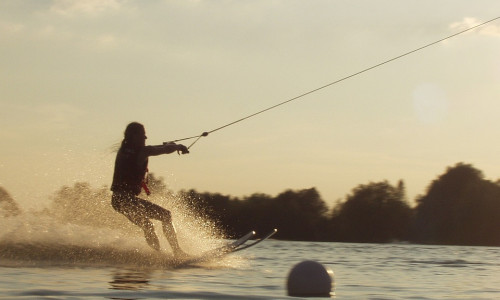 Wasserski sei laut Oberlandesgericht eine potenziell nicht ungefährliche Sportart, bei der Risiken hinzunehmen seien. Symbolfoto: Pixabay