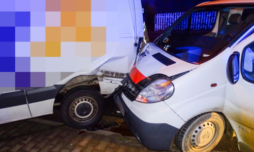 Dominoeffekt: Der Unfallfahrer ist mit seinem Kleintransporter gegen einen weiteren Kleintransporter geknallt. Fotos: Feuerwehr Bad Harzburg.