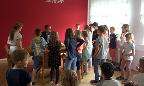 Die Schüler im Gespräch mit Bürgermeister Andreas Busch. Fotos: Gemeinde Lehre