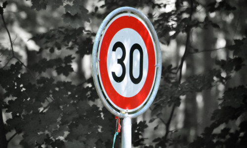 Die Tempobeschränkung soll die Verkehrssicherheit grade für radfahrende Schüler verbessern. Symbolbild: Pixabay