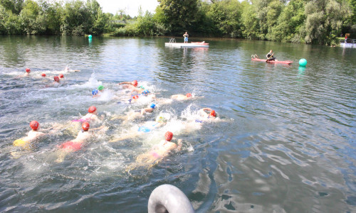 Die Schülerinnen und Schüler geben alles beim 200-Meter-Schwimmen. Foto: Max Förster 