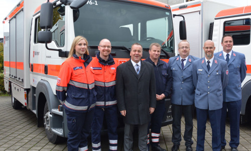 Der Niedersächsische Innenminister Boris Pistorius (3.von links) vor dem neuen Gerätewagen Sanität der Braunschweiger Malteser. Foto: Malteser