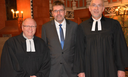 Pastor Markus Lenz, Wilfried Fricke und, Superindendent Volker Menke bei Frickes Verabschiedung. Foto: Kirchenkreis