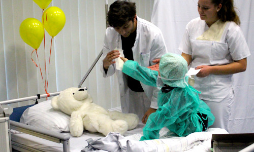 Eines der Kinder half "Dr. Zottelkopf" bei seiner OP. Fotos: Nick Wenkel