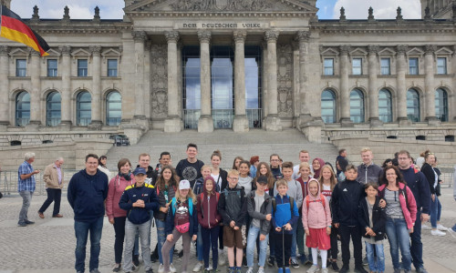 Die Jugendfeuerwehr Halchter vor dem Bundestag in Berlin. Foto: Stadtfeuerwehr Presse-Team