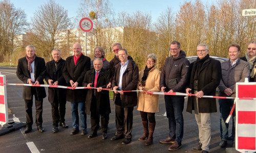 Oberbürgermeister Klaus Mohrs (siebter von rechts) gab die Ortsdurchfahrt Kästorf mit Vertretern aus Verwaltung und Politik frei. Foto: Stadt Wolfsburg