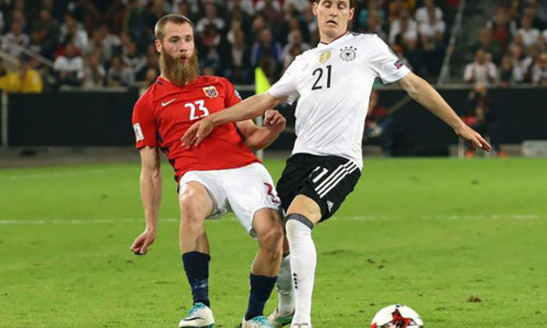 Ein Berg für die Löwen: Jo Inge Berget gegen Sebastian Rudy beim 6:0 der Deutschen Nationalmannschaft gegen Norwegen im September. Foto: imago/Pressefoto Baumann