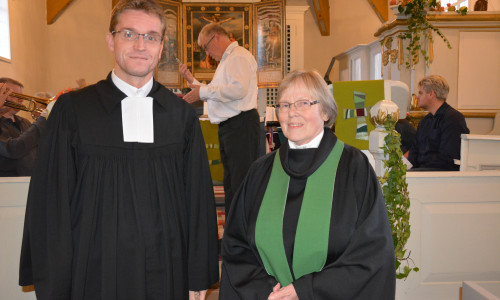 Pastor Carsten Warncke und Prädikantin Christina Sufka freuten sich über die gut gefüllten Kirchenbänke. Foto: Evangelisch-Lutherischer Kirchenkreis Peine