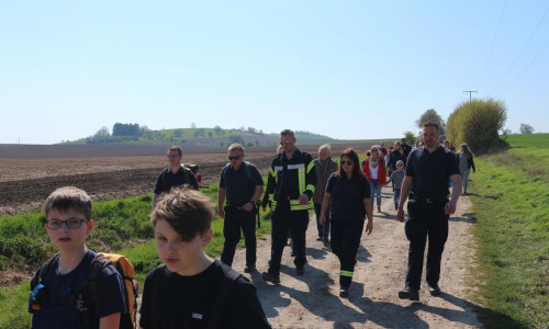 Die Wanderung angeführt vom Jugendwart Daniel Kunz (Mitte) mit seinem Betreuerteam. Foto: Stadtfeuerwehr-Presse-Team, Thilo Grossert