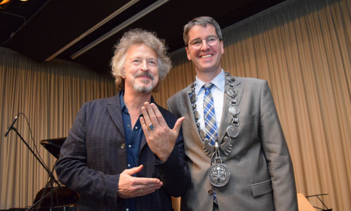 Wolfgang Niedecken (links) zeigt den Ring, den er zuvor von Dr. Oliver Junk überreicht bekam. Foto: Stadt Goslar / Video: Antonia Henker