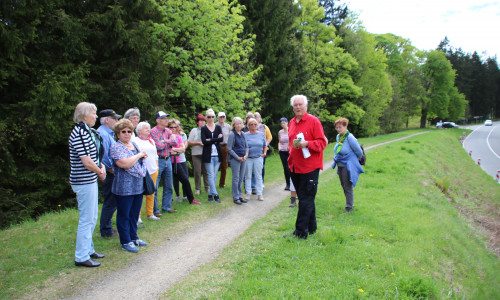 Die Seniorenunion erlebt „Oberharzer Wasserregal“ Wolfenbüttel. Im Bild Heiko Diestel (rote Jacke) informiert auf einem großen Damm wie über solche Verbindungen Teiche mit Wasser versorgt wurden. Foto: Lorenz