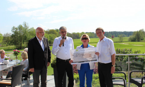 Christian Gerhartl (Bürgerstiftung), Norbert Preine (Präsident Golfclub Wolfsburg), Heidemarie Steinke (Bürgerstiftung) und Klaus Mohrs (Oberbürgermeister Wolfsburg), bei der Spendenübergabe. Foto: Christoph Böttcher