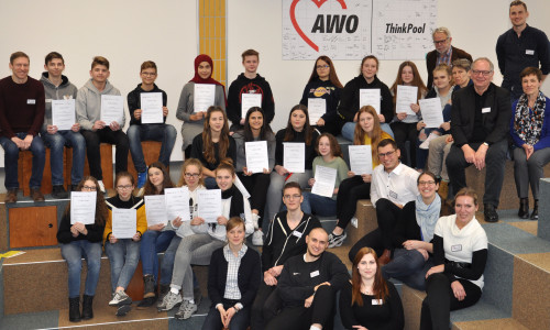 Schülerinnen und Schüler informierten sich über den Pflegeberuf. Zum Abschluss gab es eine Urkunde. Foto: AWO-Bezirksverband Braunschweig e. V.