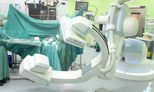 Das Herzstück des neuen Operationssaales: Der Roboterarm mit dem Angiografie-Röntgengerät. Foto: Kai Baltzer