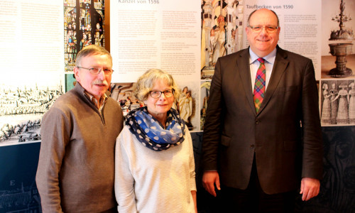 Susann und Jochen Weihmann stellen mit Detlef Gottwald, Probst in Helmstedt, die Ausstellung vor. Foto: Sandra Zecchino