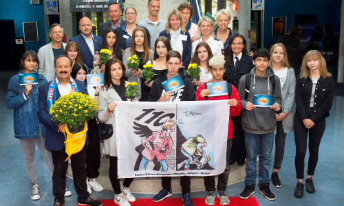 Die Projektbeteiligten der GZK sowie die Vertreter der am Zivilcouragetag beteiligten Institutionen mit Schülern der Oberschule Langelsheim. Fotos: Polizei Goslar