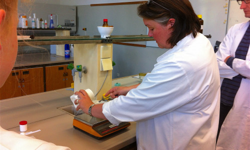 Claudia Meyer von den Dr. von Morgenstern Schulen wiegt die Inhaltsstoffe ab, die für die Herstellung des After-Sun-Gels benötigt werden. Foto: Dr. von Morgenstern Schulen