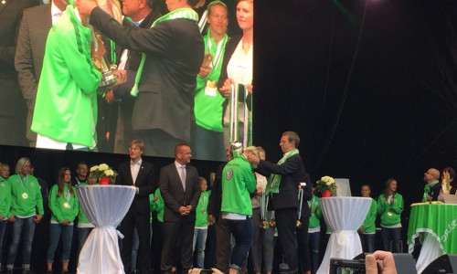 Die Frauen des VFL Wolfsburg konnten ihre Meisterfeier auf dem Tag der Niedersachsen nachholen. Fotos: Nino Milizia
