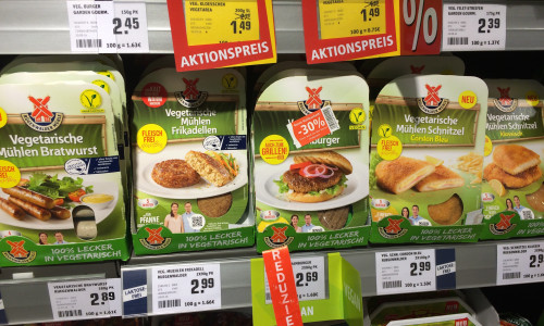 Bratwurst, Frikadellen, Schnitzel und mehr. Zahlreiche "fleischfreie" Veggie-Produkte werden in den Supermarktregalen angeboten. Foto: privat