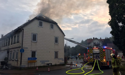 Dach und erstes Obergeschoss befanden sich in Vollbrand. Foto: Feuerwehr