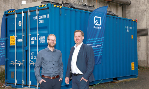 Von links: Die Ingenieure Stefan Kielmeier und Prof. Dr. Jens Wagner vor der Containerversuchsanlage in Wolfenbüttel. Foto: Ostfalia