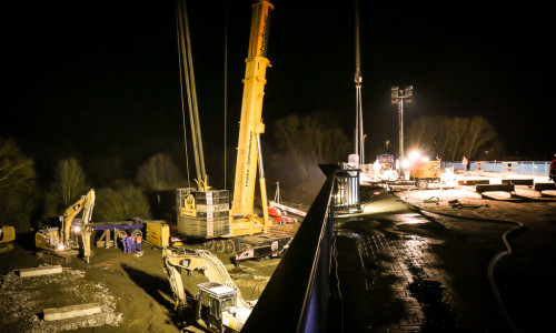 An der neuen Brücke zwischen Halchter und Linden muss nun auch nachts gearbeitet werden. Wenn alles gut geht, kann die Brücke noch vor Weihnachten freigegeben werden. Archivfoto: Werner Heise