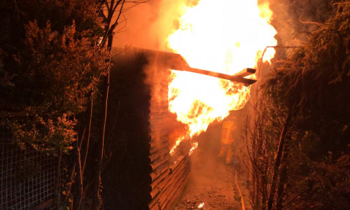Das Feuer loderte aus der brennenden Gartenlaube. Fotos: Feuerwehr Helmstedt