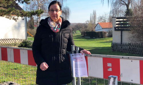 Bürgermeisterin Koch vor dem wegen Vandalismus abgesperrten Spielplatz am Walbecker Tor in Grasleben. Foto: Gemeinde Grasleben