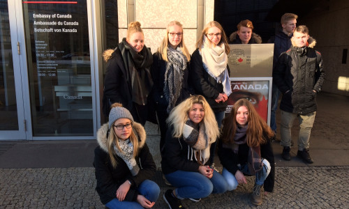 Die Schüler der IGS vor der kanadischen Botschaft in Berlin. Foto: Privat