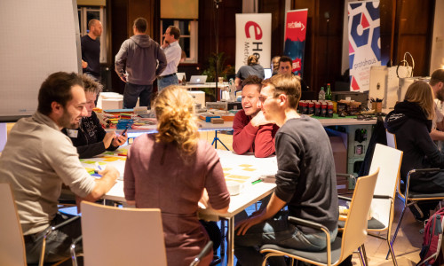 In kleinen Gruppen – wie hier beim „Health Hack“ der Metropolregion – entwickeln die Teilnehmerinnen und Teilnehmer beim Smart City Hackathon ein Wochenende lang Ideen für ein smartes Braunschweig. Foto: Philipp Ziebart