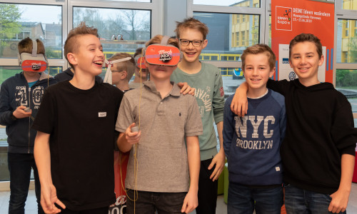 Der 12-jährige Louis Michalis (vorne mit VR-Brille) und seine Mitschüler der Klasse 7b des Theodor-Heuss-Gymnlasiums sind von den Mitmach-Modulen begeistert. Foto: Tanja Bischoff