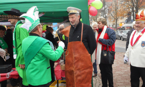 Am vergangenen Freitag übernahmen die Narren aus Bad Harzburg die Herrschaft von Bürgermeister Ralf Abrahms. Fotos: Hensel
