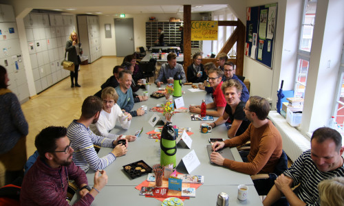 Das Kollegium des GiS mit dem Schulleiter Oliver Behn an der "längsten Kaffeetafel der Welt". Foto: GiS