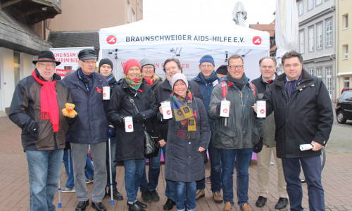 Am Freitag und am Samstag gab es in der gesamten Region Aktionsstände der Aidshilfe. In Wolfenbüttel unterstützten unter anderem zahlreiche Politiker die Aktion. Fotos: Marian Hackert/Anke Donner