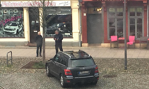 Dieser Mercedes-Fahrer (l.) bekam ein Knöllchen ausgehändigt. Foto: Nick Wenkel