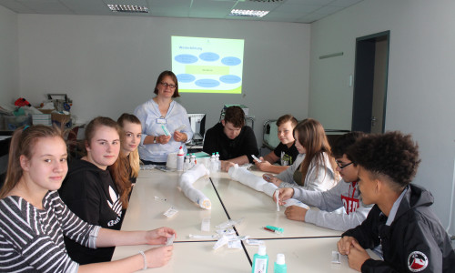 Schülerinnen und Schüler bei Übungen in der Krankenpflegeschule. Foto: Klinikum Wolfenbüttel 
