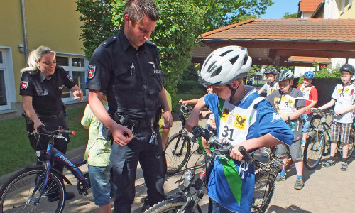 Auch in der Grundschule an der Schunter geht der praktischen Übung eine Polizeikontrolle voraus. Archivfoto: Kreisverkehrswacht Helmstedt