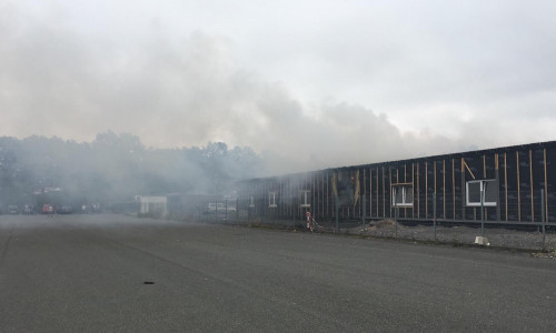 Der dichte Rauch zog in den benachbarten Real-Markt und löste die Brandmeldeanlagen aus - die Geschäfte mussten evakuiert werden. Foto/Video: aktuell24(bm)