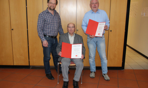 Der Ortsvereinsvorsitzende Matthias Böhnig ehrt die langjährigen Parteimitglieder Horst Drieschner und Bernd Zies. Foto: SPD
