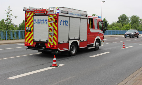 Feuerwehr rückte zu einem Unfall in die Rautheimer Straße aus. Foto: Max Förster