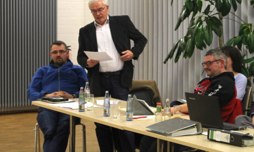 Leindes Ortsbürgermeister Horst Prediger (stehend) plädierte für den Erhalt seines Gemeinderaums. Foto: Alexander Dontscheff