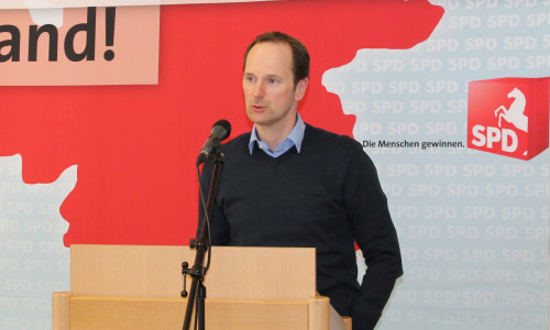 Bernd Telm erläutert den Parteitagsdelegierten den Fracking-Antrag. Foto: Privat