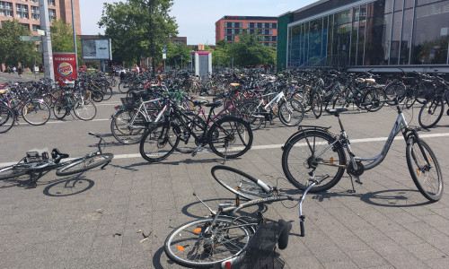 Das Fahrradchaos am Hauptbahnhof Braunschweig soll öfters aufgeräumt werden. Foto: Dontscheff