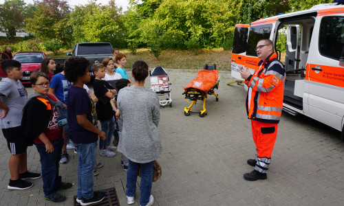 Unter anderem gab es spannende Einblicke in die Ausstattung eines Rettungswagens und die Arbeit der Rettungssanitäter. Fotos: THG