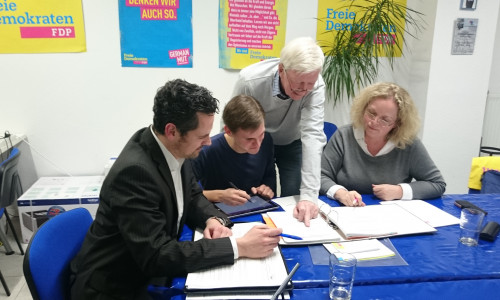 Der Vorstand des FDP-Stadtvorstandes nahm bei seiner Sitzung den Entwurf der städtischen Haushaltsplanung unter die Lupe: Pierre Balder, Vincent Schwarz, Rudolf Ordon und Vera Steiner (v.l.n.r.) sind sich einig, dass die Grundsteuer nicht erhöht werden sollte. Foto: FDP