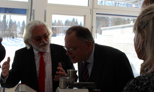 Anschauliche Beispiele für den Ministerpräsidenten beim Besucht des Unternehmens Sympatec in Clausthal-Zellerfeld. Fotos: Antonia Henker