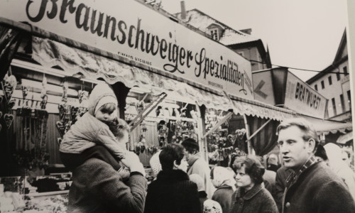 Der Weihnachtsmarkt im Jahr 1967, damals ging es schon auf dem Burgplatz rund. Alle Fotos:  Stadtarchiv Braunschweig: H XXX: 110
