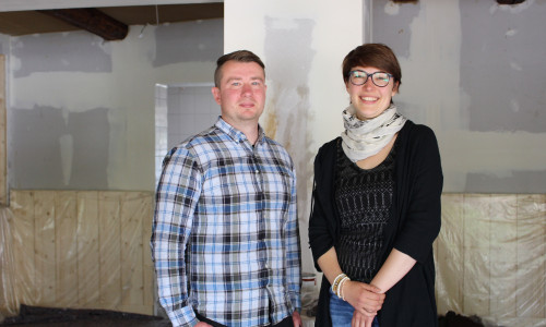 Lukasz Pobieda und Laura Dettling vom Café Clara zeigen den Fortschritt bei den Sanierungsarbeiten des Tagestreffs. Fotos/Video: Max Förster